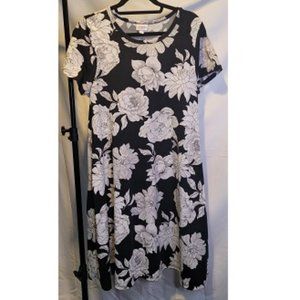 Black and White floral Carly dress with pockets